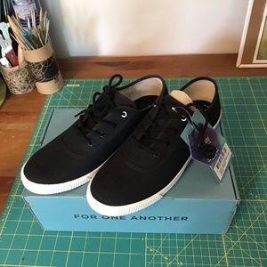 NIB NEW 10 TOMS BLACK HERITAGE CANVAS SNEAKERS